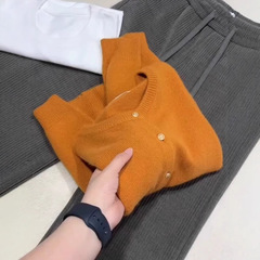 目を閉じて ~ 怒って ~ カボチャのオレンジ色のアライグマのセーターの女性の秋の怠惰で柔らかいモチモチのニットのカーディガン