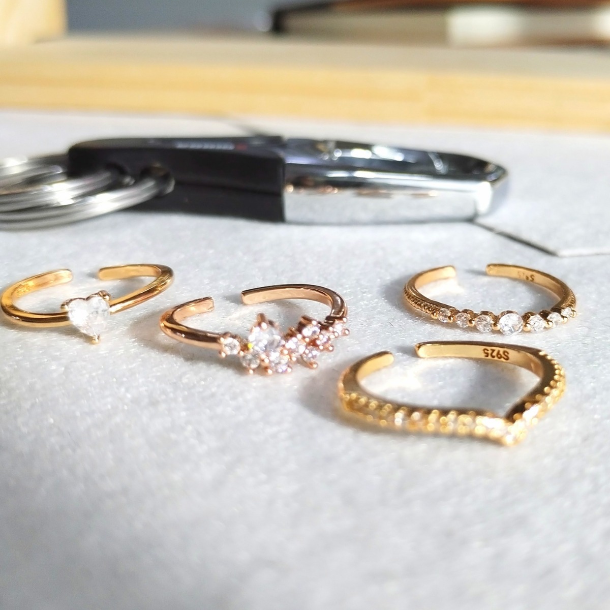 Exquisite V-shaped Zirconia Diamond Ring For Index Finger_voghion.com