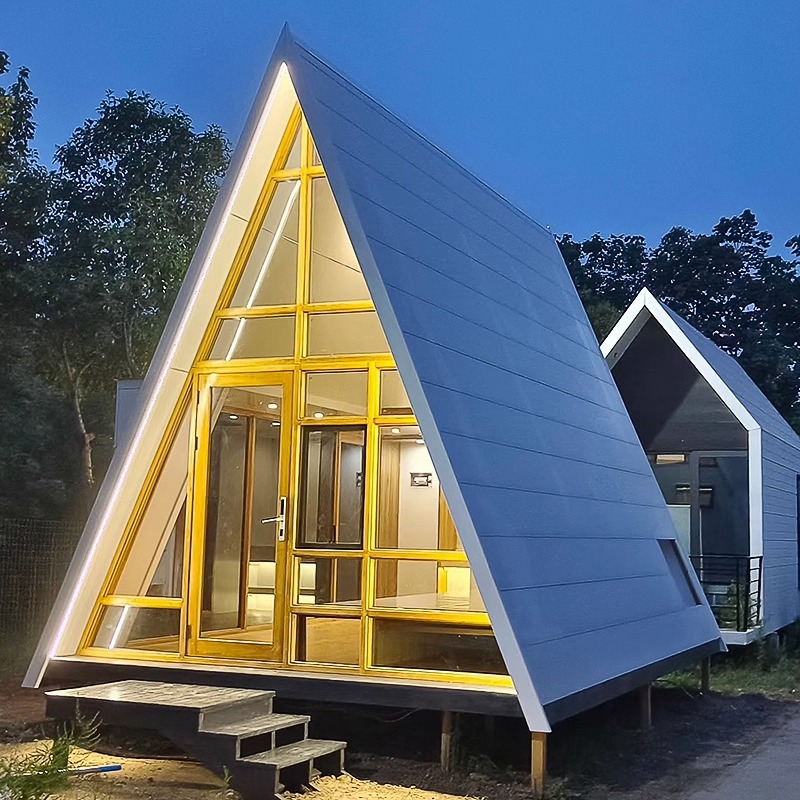 Casa de madera triangular red de lujo al aire libre salvaje cabaña de vacaciones alojamiento residencial pequeña casa de diseño villa patio casa en el árbol
