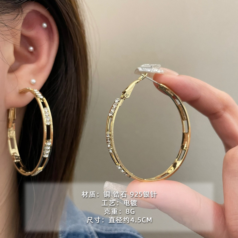 2025 nuevo estilo verano de moda anillo plateado círculo negro círculo fino temperamento europeo y americano aretes dorados de todo fósforo