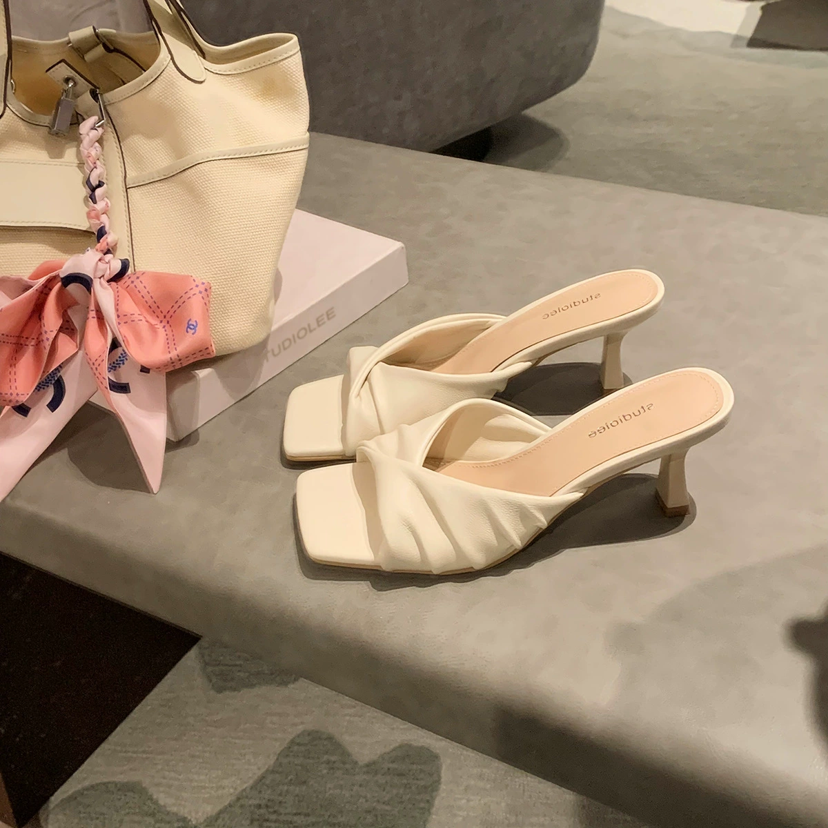Похожие стиль как Grape Mama ~ Летняя мода 7 см французский квадратный нос pleated однострочная пряжка Muller босоножки на каблуке для внешнего ношения и полуприлепления