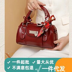 ニッチなハイエンドのボウリングハンドバッグ、女性用の明るいレザーの新しいファッション多用途ホットガール通勤ショルダークロスボディバッグ