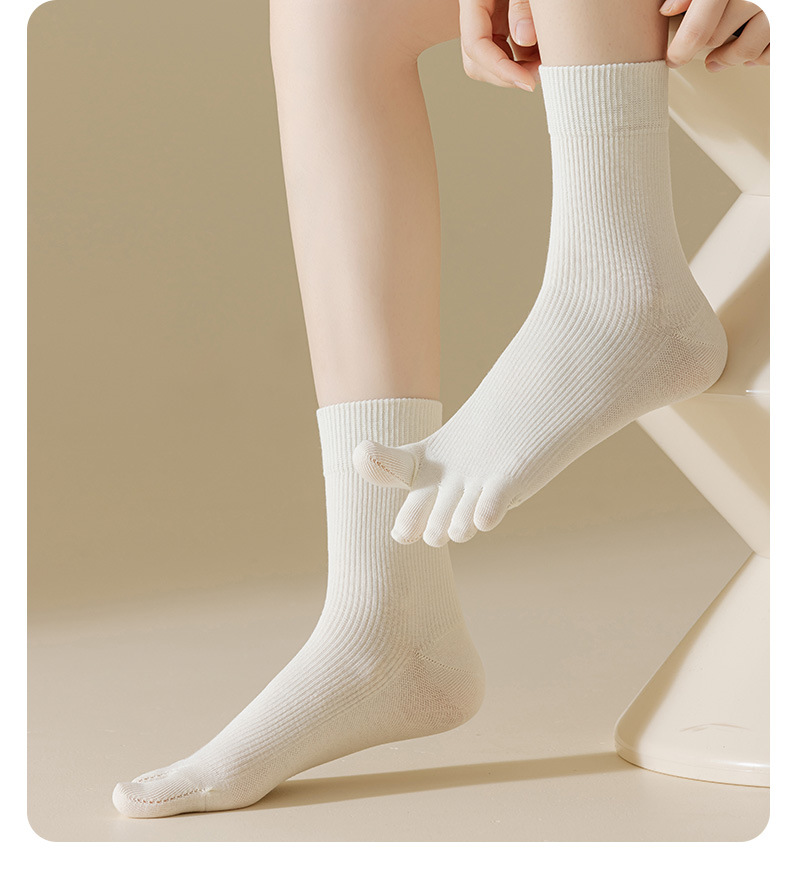 Women's Simple Style Solid Color Cotton Crew Socks A Pair display picture 4