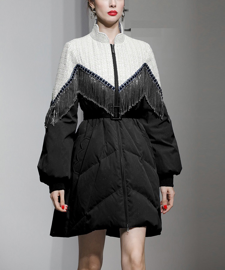 冬の婦人服の新型は色にぶつかって腰の中の中の長いタイプの白鴨の羽毛ジャケットの青い厚いパンの服のコートを収めます。