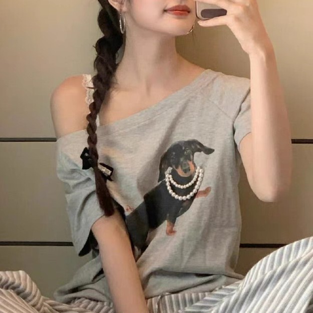 Xu Ruohan's Same Style Pearl Dachshund Dog Slanted Shoulder T-Shirt Women's 2025 Summer Design Short-Sleeved Loose Off-Shoulder Top Xu Ruohan's Same Style Pearl Dachshund Dog Slanted Shoulder T-Shirt Women's 2025 Summer Design Short-Sleeved Loose Off-Shoulder Top