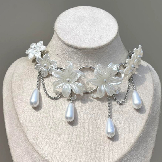 Collier à pompon en forme de goutte d'eau avec perle et fleur d'iris française pour femme, un bijou raffiné et léger, d'un style élégant et polyvalent._voghion.com