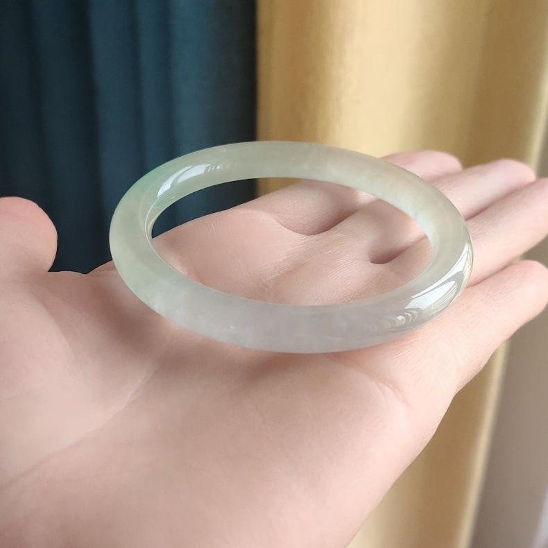 Vòng tay ngọc bích Miến Điện tự nhiên dạng trụ tròn mảnh, hoa nổi xanh nhạt, có giấy chứng nhận chi tiết 3