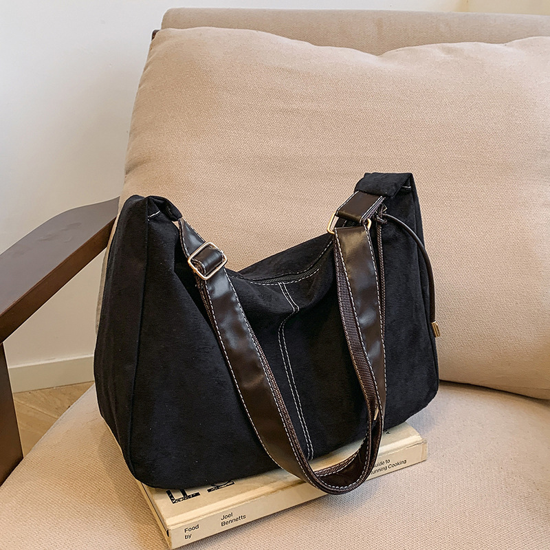 Bolsa grande simple para mujeres otoño y invierno 2024 nueva bolsa de hombro de gran capacidad de viento perezoso de viaje oblicuo bolso de moda