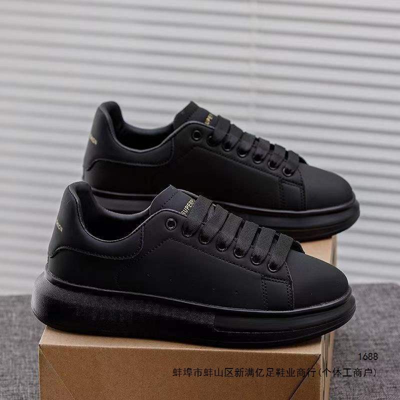 Aumentar la altura de los zapatos blancos de suela gruesa para hombres y mujeres 2026 nuevos zapatos de skate deportivos de cuero para estudiantes zapatos casuales simples parejas