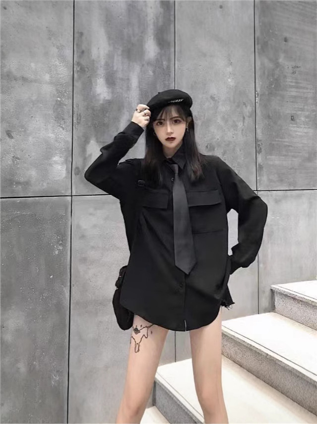 中長の黒い長袖のシャツはクールに韓国版の百合のシャツを引っ張ります。
