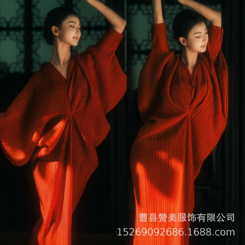 Photo studio's new autumn and winter collection of high-end, modern Chinese-style red dresses for personal portrait indoor photography and art photos Photo studio's new autumn and winter collection of high-end, modern Chinese-style red dresses for personal portrait indoor photography and art photos