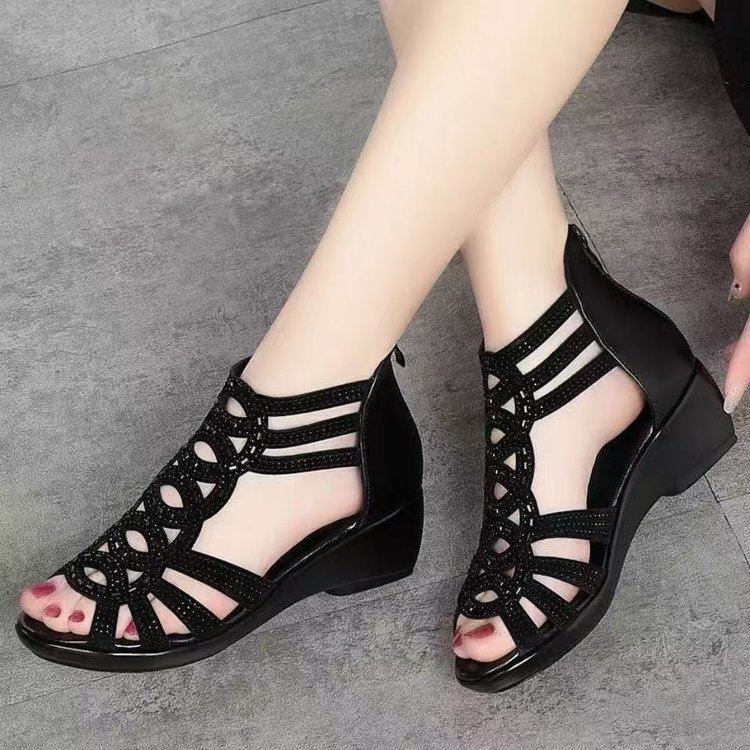 Sandalias romanas de cuero suave para mujeres verano 2025 nuevos zapatos de madres suaves de moda para usar sandalias de mujer de talón de mujer