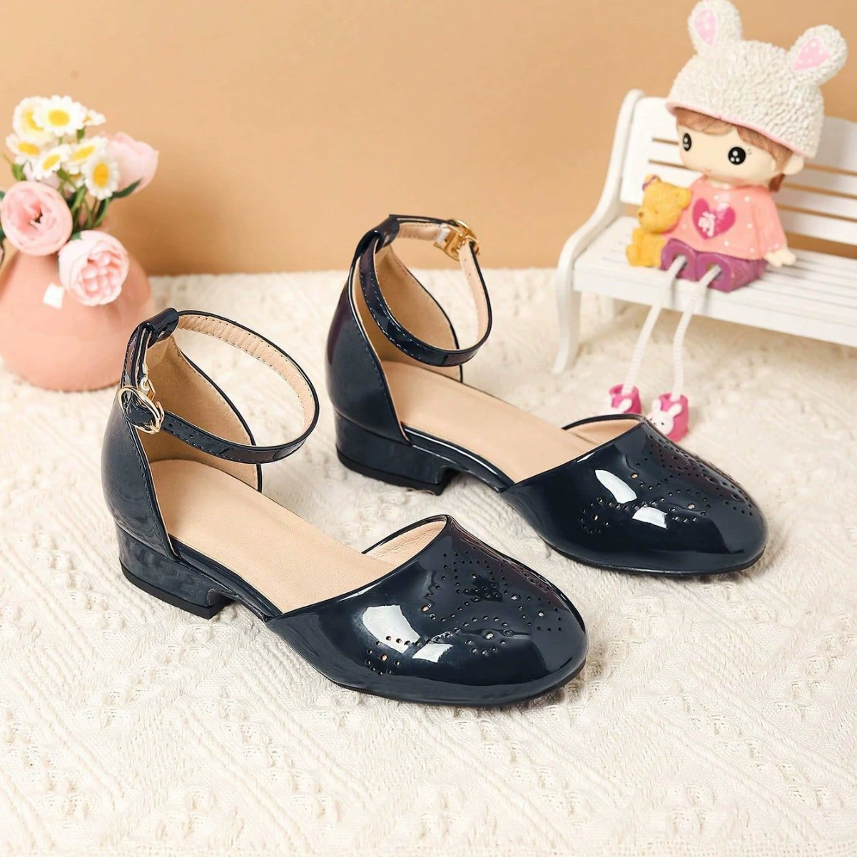 Трансграничная внешняя торговля корейская версия с низким толстым каблуком темперамент полые девушки принцесса маленькая кожаная обувь лакированная модная мягкая подошва дикая одиночная обувь