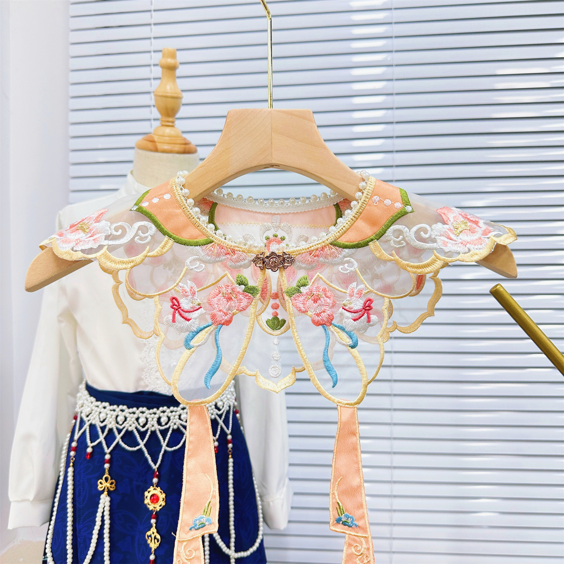 Nuevo cuello de estilo chino Graduación de la nube Chal Super Fairy Bordado Hanfu Falda de cara de caballo Correa bordada para niños Cuello falso