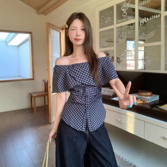 プラスサイズのフレンチワンショルダーチェック柄シャツレディース夏の高級ファッショントップス太ったMMの肉をカバーしてスリムに見せるシャツ