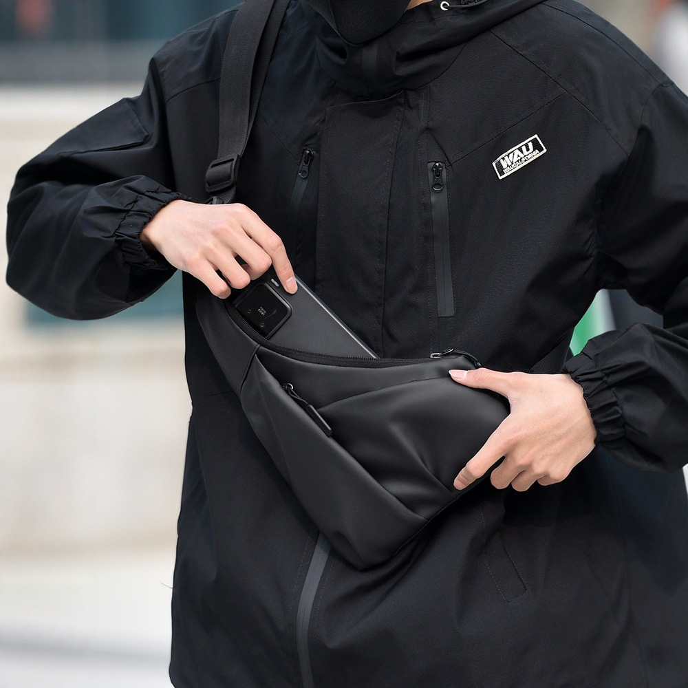 Nuevo bolso triangular transfronterizo, bolso de mensajero de gran capacidad con película para hombre casual, bolso de hombro resistente a las salpicaduras de agua al aire libre de moda