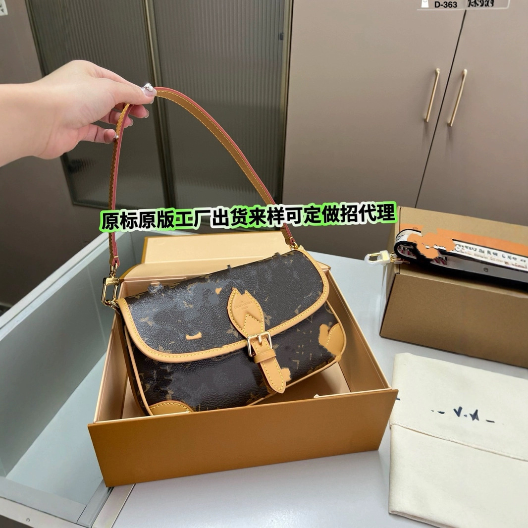 VS包包2024新款女包老花法棍包时尚织带款腋下包单肩斜挎包驴家