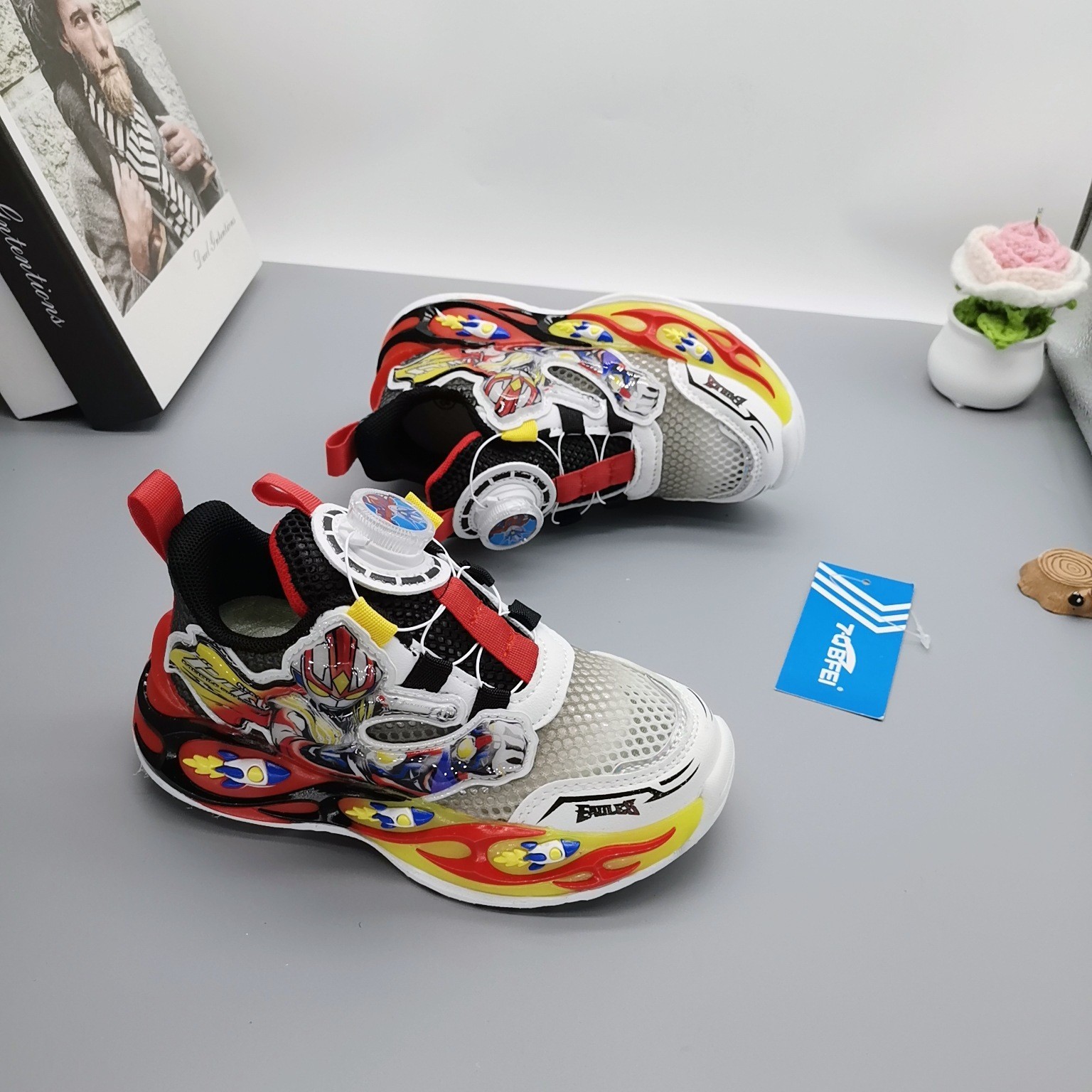 Zapatos deportivos de malla transpirable para niños pequeños y niños pequeños, estilo papá, para el verano 2025.