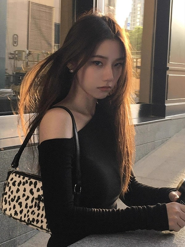 黑色一字露肩斜肩长袖t恤女2025秋季新款高级感修身显瘦纯欲上衣|undefined