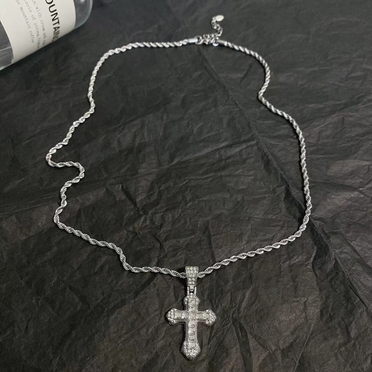 Collana con ciondolo a croce e diamanti per uomo e donna_voghion.com