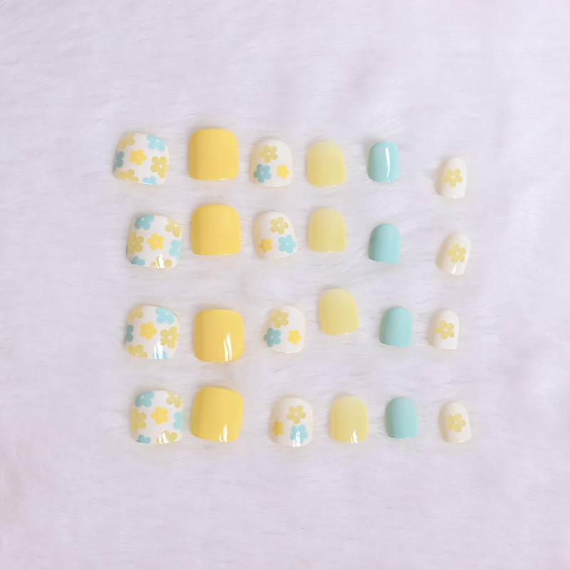 French Gentle Flower Manicure Patch, Cute and Sweet Short Square Wearable Nails for Girls, Whitening Finished Fake Nails