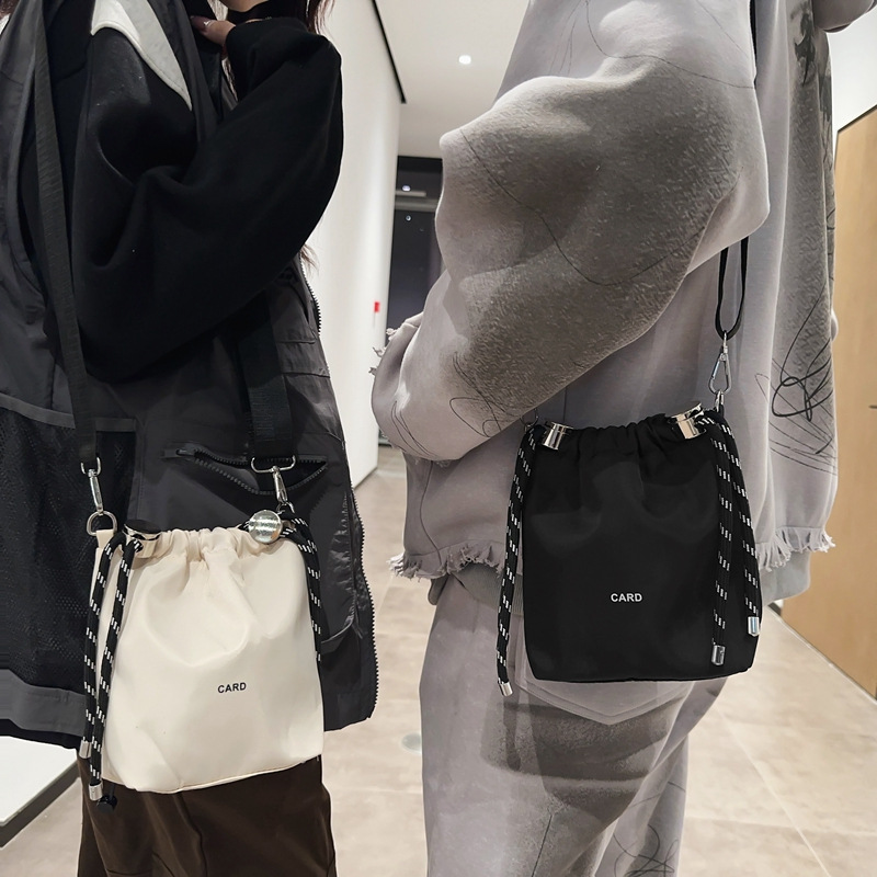 Korean style new canvas bag for women, fashionable bucket bag, niche design, shoulder bag, crossbody bag, high-value shoulder bag.
