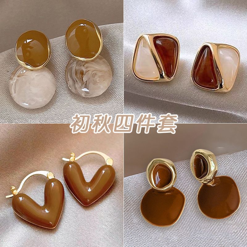 High-grade autumn and winter Maillard vintage drip earrings female 2024 popular earrings Internet celebrity round face slimming ear jewelry