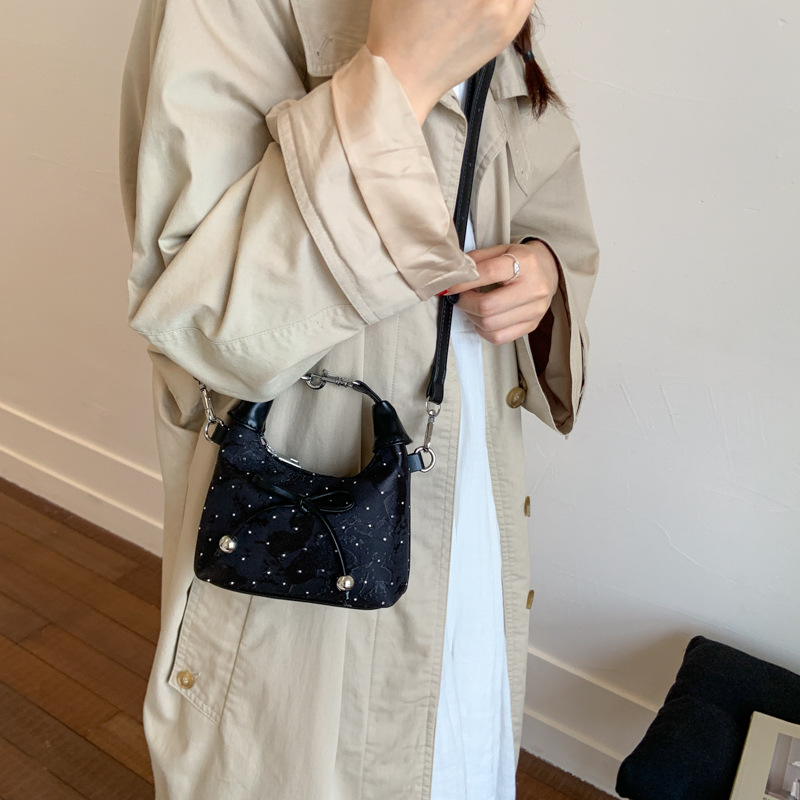 Bolsos populares de este año 2025 verano nuevo bolso femenino lindo lazo bolso de hombro mini bolso de mensajero de diamantes