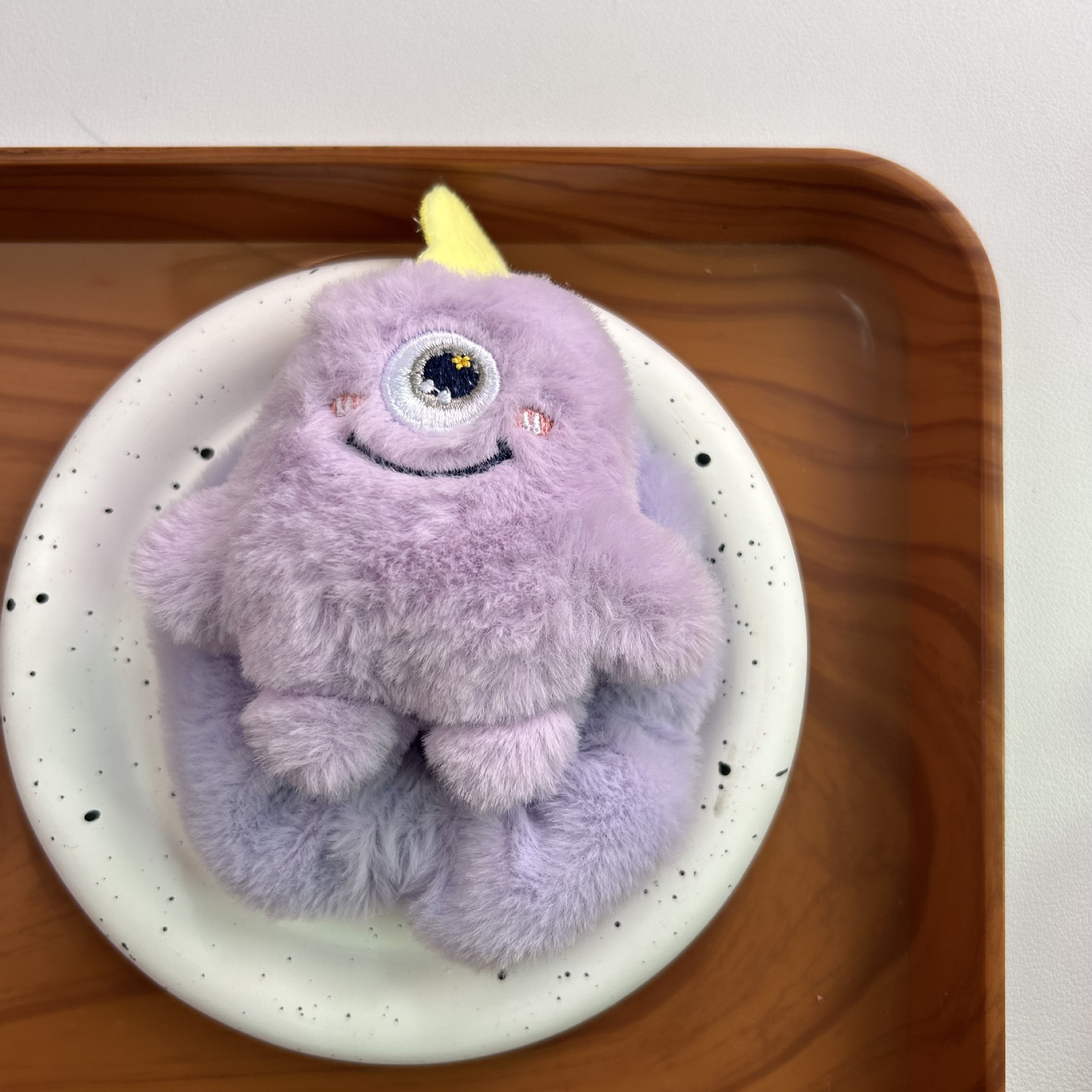 Cartoon Big Eyes peluche anillo de pelo pequeño monstruo tres ojos monstruo bolsas lindas de pelo largo monstruo intestino grueso anillo de pelo correa