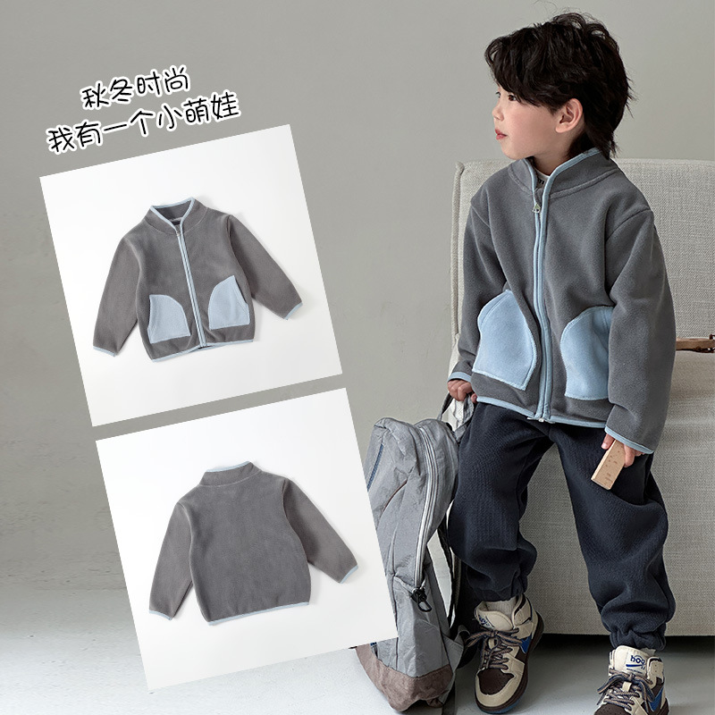 Otoño e Invierno nuevo estilo coreano para niños y niñas Ropa infantil mediana y pequeña para niños Cuello de soporte polar olímpico de doble cara engrosada capa a juego de colores