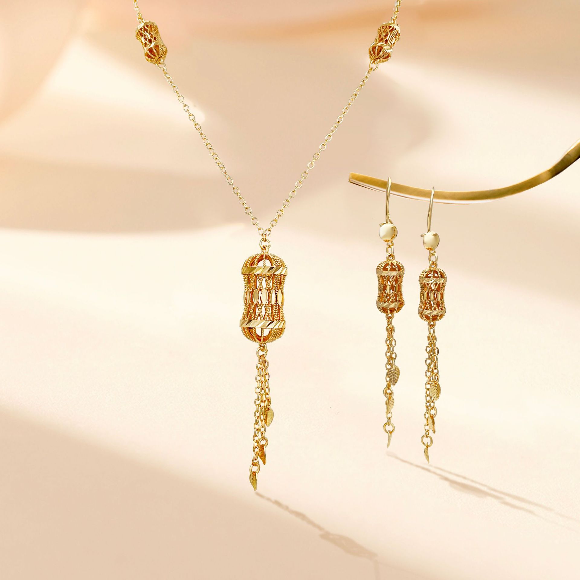Cuerpos de cobre chapados en oro collar conjunto de joyas para mujeres opciones transfronterizas populares colgantes de orejas de dos piezas conjunto de joyas para mujeres