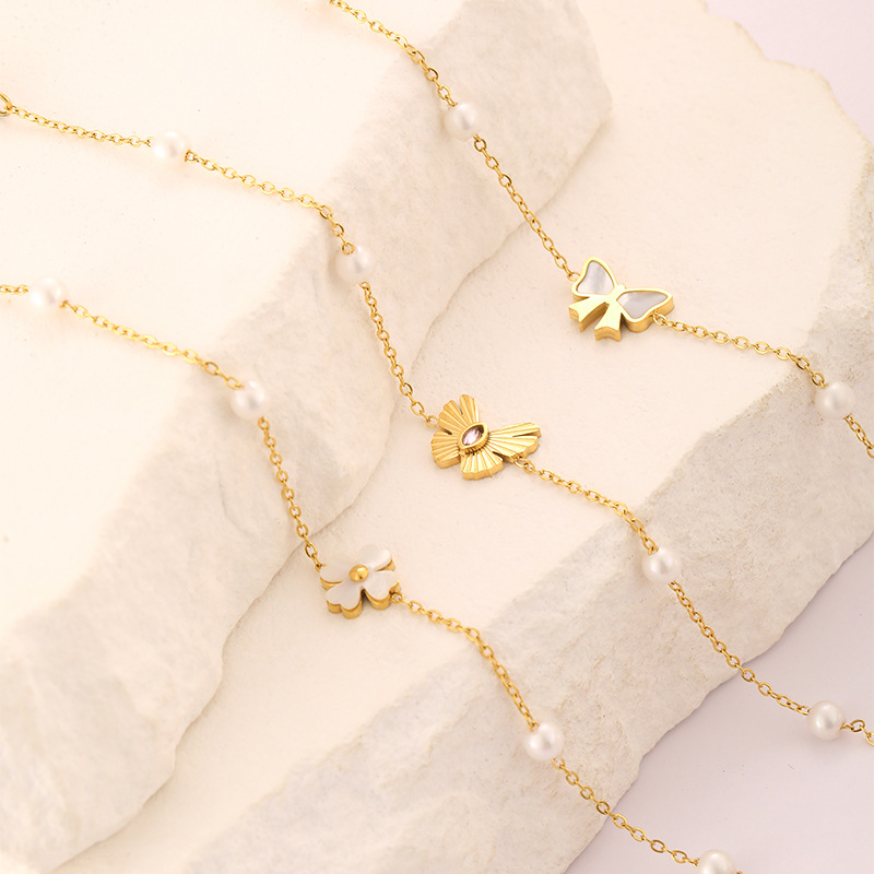 Estilo japonés y coreano Luz de lujo INS de moda Concha perla pulsera hembra mariposa trébol personalidad todo fósforo pulsera de acero inoxidable