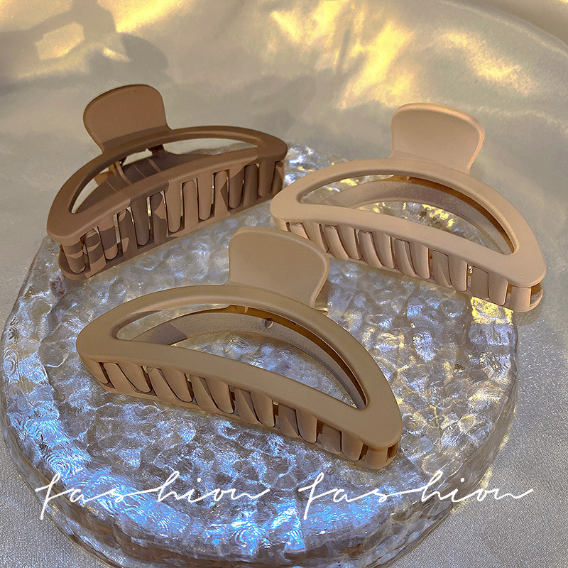 Serie de café de leche clip de pelo grande clip de tiburón hembra cuchara trasera updo simple temperamento clip de pelo moda accesorios para el cabello al por mayor