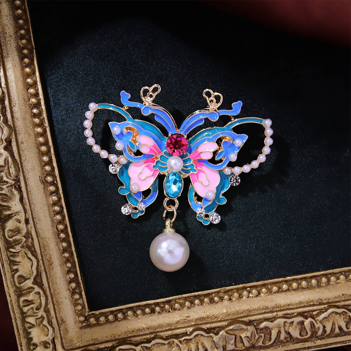 fashionable retro brooch pearl