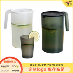 冷蔵庫の冷たい水筒は高温に耐えます。