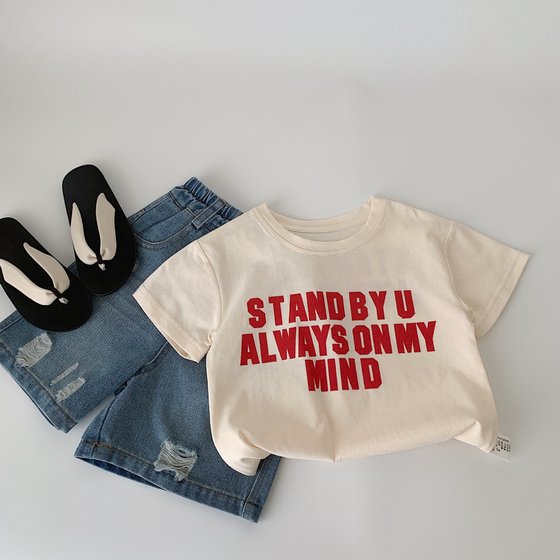 Camiseta de manga corta de verano para niños Maibao 2025 nuevo suéter de letras de dibujos animados para niños y niñas Huzhou Zhili ropa para niños a