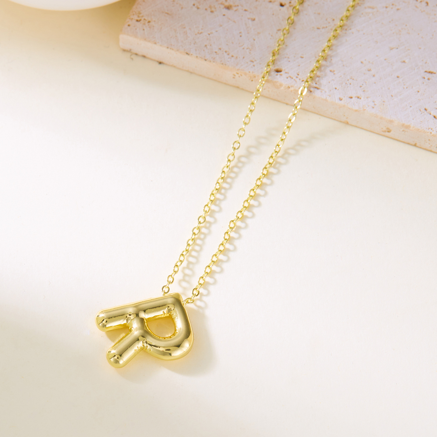 Collier avec pendentif lettre initiale style ballon original_voghion.com