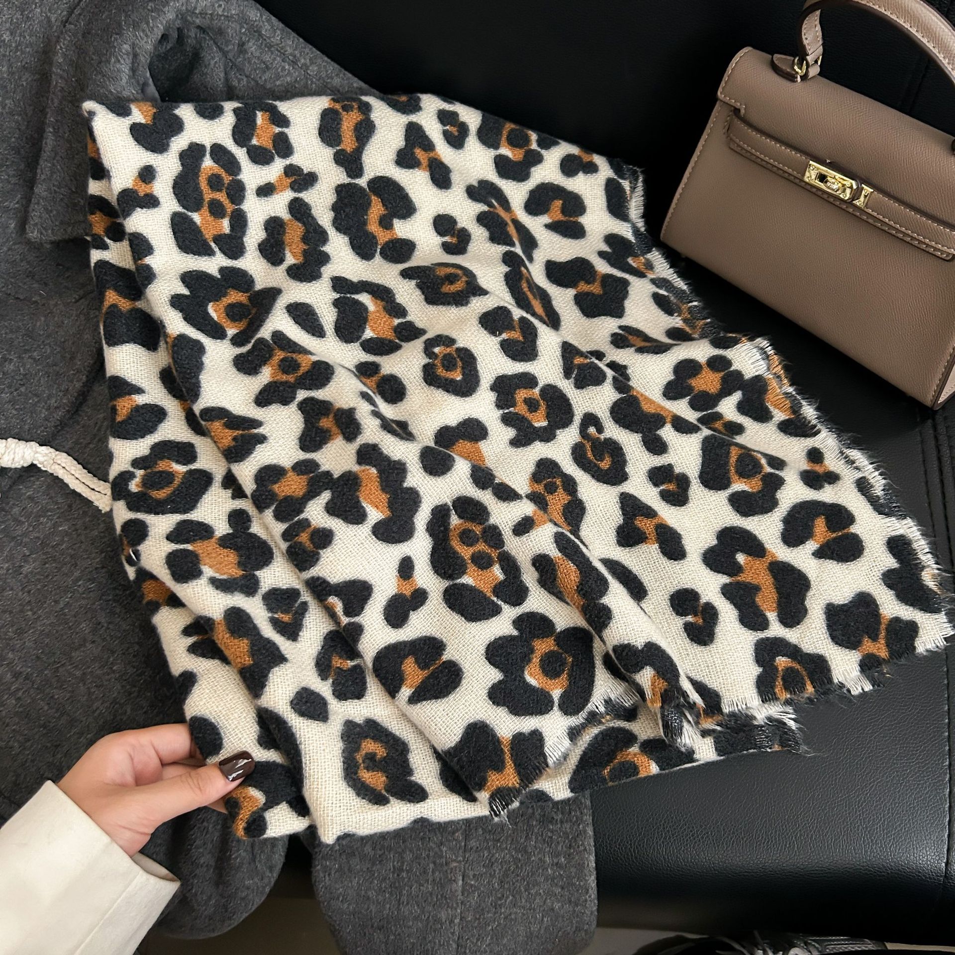 Moda europea y americana de alto nivel bufandas de leopardo otoño y invierno mujeres personalidad moderna temperamento salvaje belleza imitación de cachemire mantel cálido