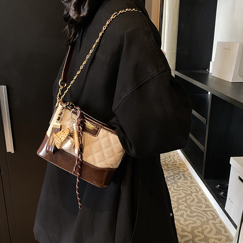 Bolso pequeño con hilo de bordado de diamante de fuego súper caliente femenino 2024 nuevo bolso de mensajero de un solo hombro de cadena salvaje