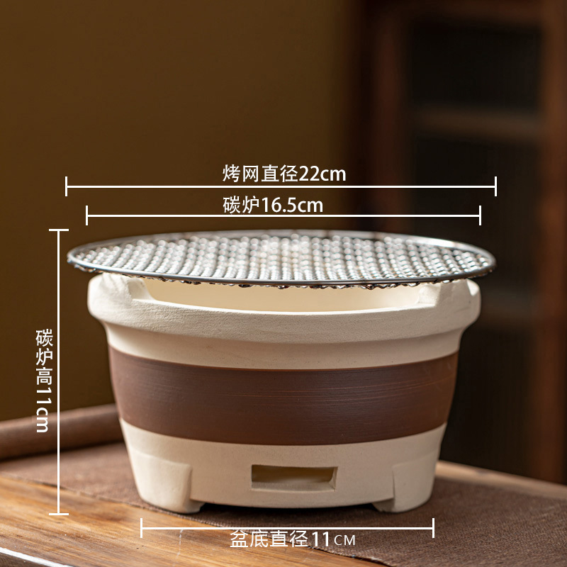 囲炉裏でお茶を煮ます。冬の屋外でオーブンを焼きます。|undefined