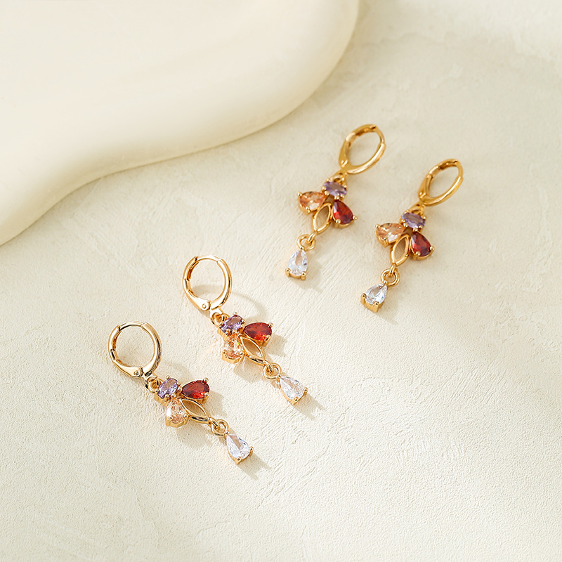 Aretes de falda de lujo ligero 2023 nuevo nicho de diseño de botones de orejas de borda de alta calidad de moda para mujeres auriculares