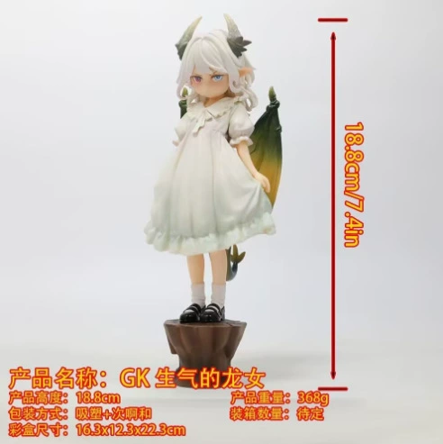 Красивая девушка GK, злая драконья девушка, стоящая в платье с украшениями в коробке