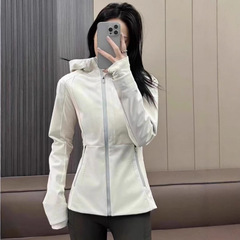 修身软壳冲锋衣女款2025开春外套登山服防风收腰运动外套显瘦上衣