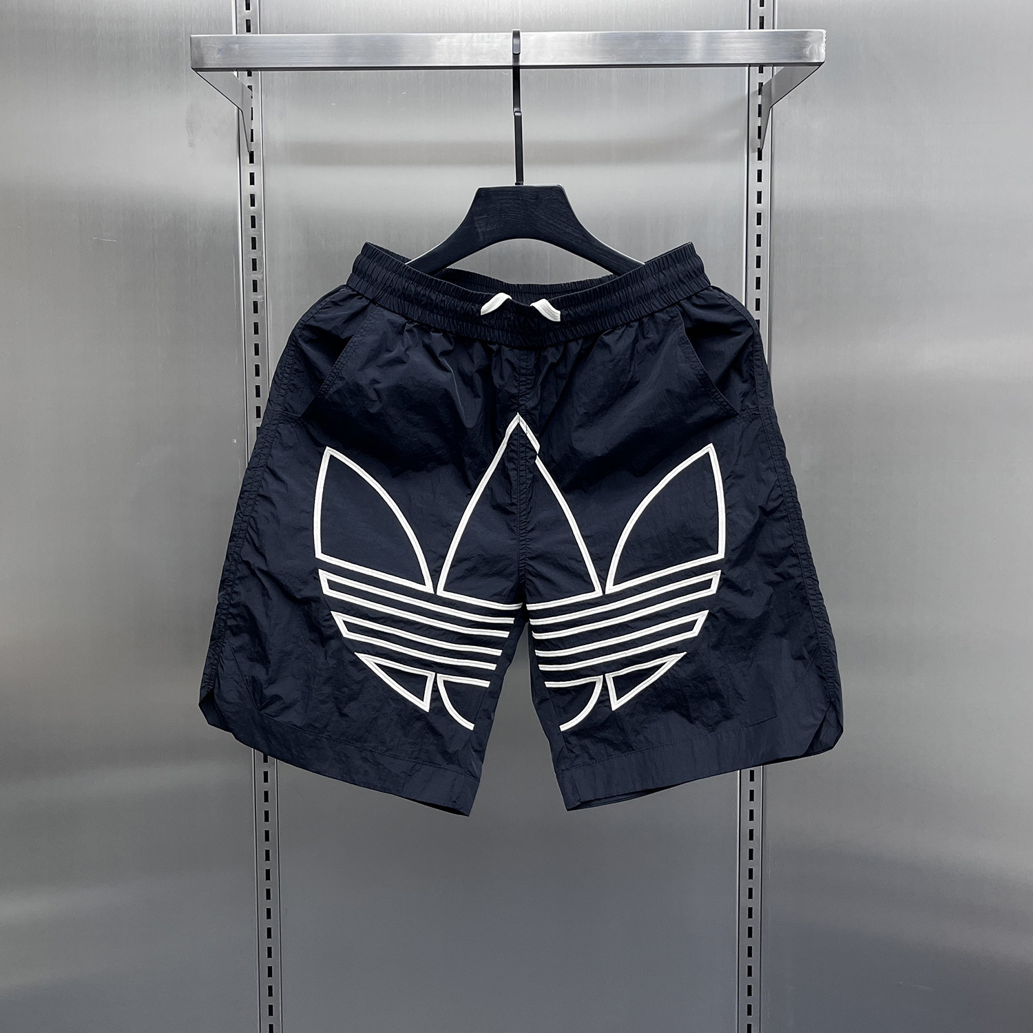 Pantalones de cinco puntos para hombres de verano, pantalones cortos deportivos sueltos casuales de secado rápido, pantalones de playa de color de contraste de bordado de la industria pesada de estilo delgado