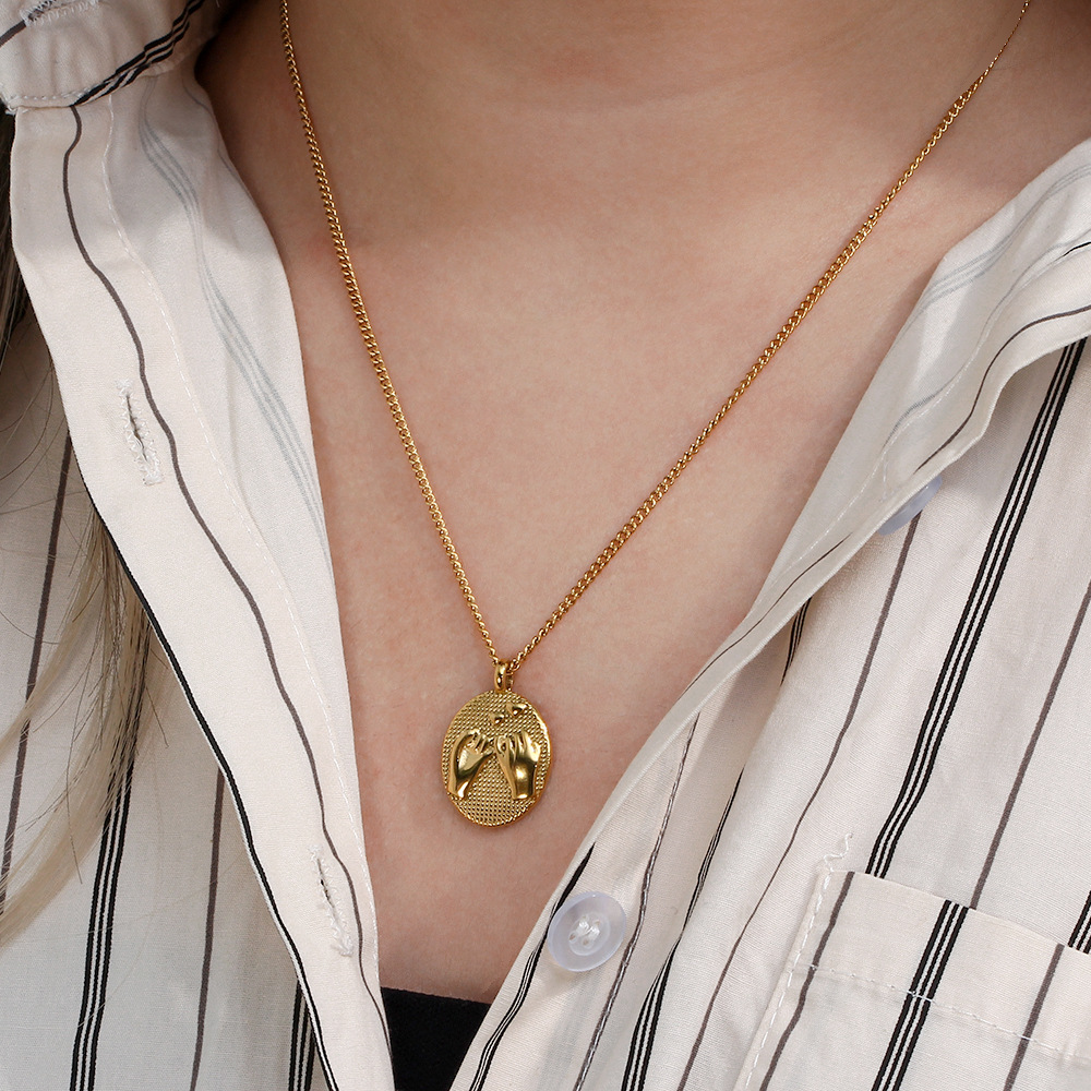 Fashion Carved Electroplated 18K Gold Oval Drag Hook Pendant Stainless Steel Necklace_colorza_8