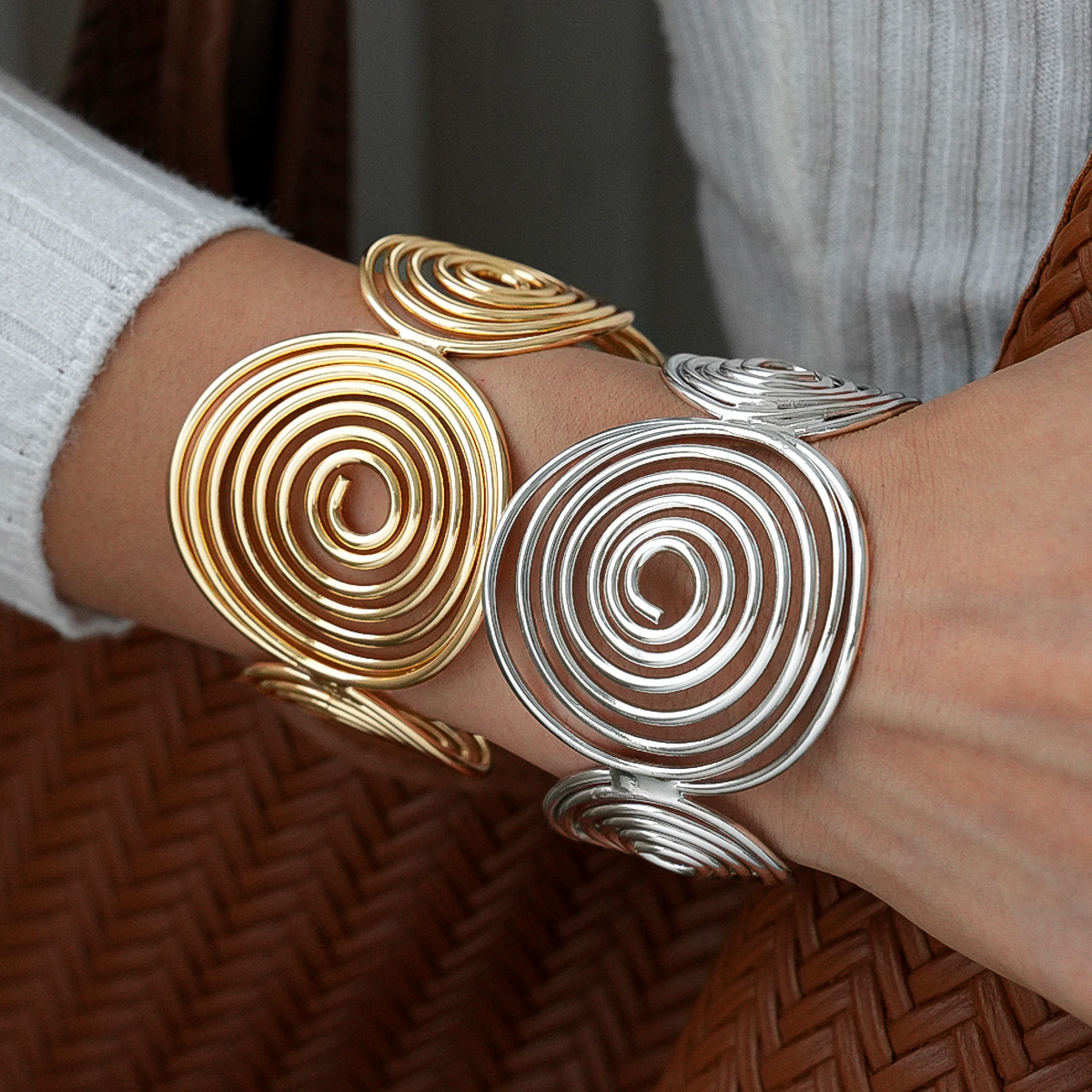 Europa y América exagerada sensación de metal geométrica circular espiral abertura pulsera industria pesada personalidad nicho transfronterizo alta sensación de brazalete