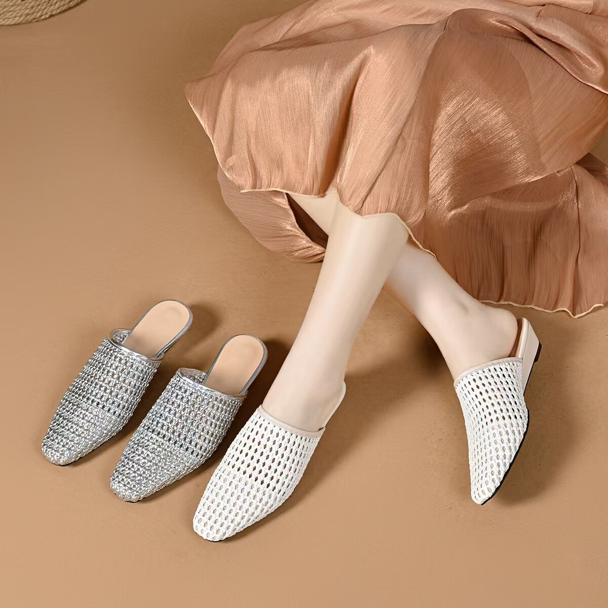 Dép sandal nữ da mềm mũi tròn quai chữ V đế bệt chống trượt — màu trắng ngà