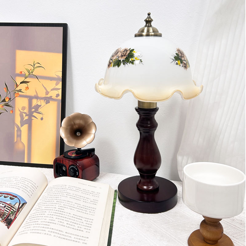 Luz de madera maciza lámpara de mesa de lujo americano retro decorativo país mesita de noche lámpara dormitorio simple boda creativa luz de la noche