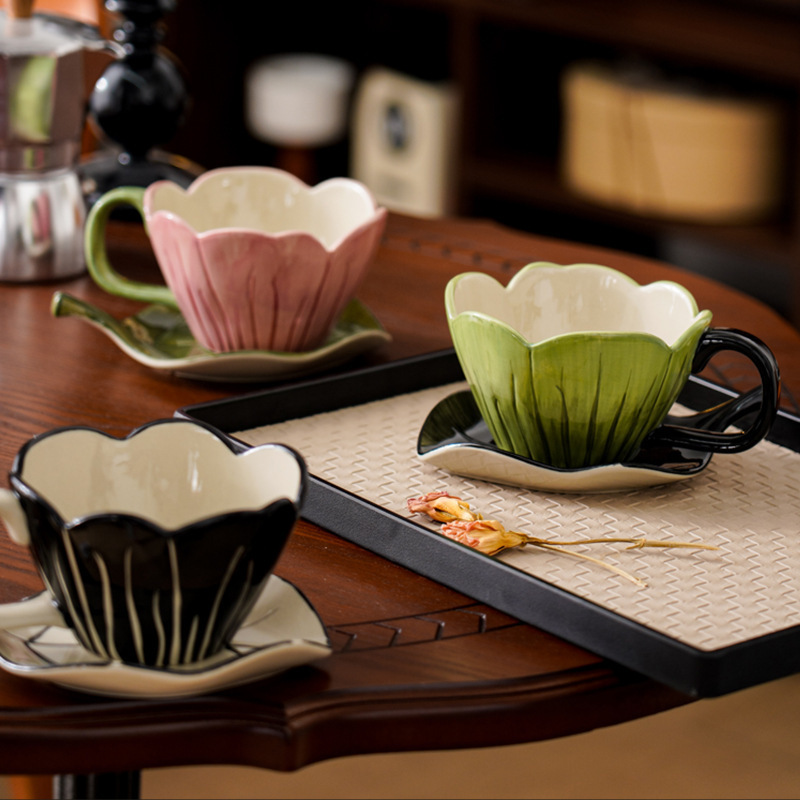 個性の不規則な手描きのチューリップの花の陶磁器のコーヒーの杯の皿の精巧な事務室の午後のお茶のラテコップの皿|undefined