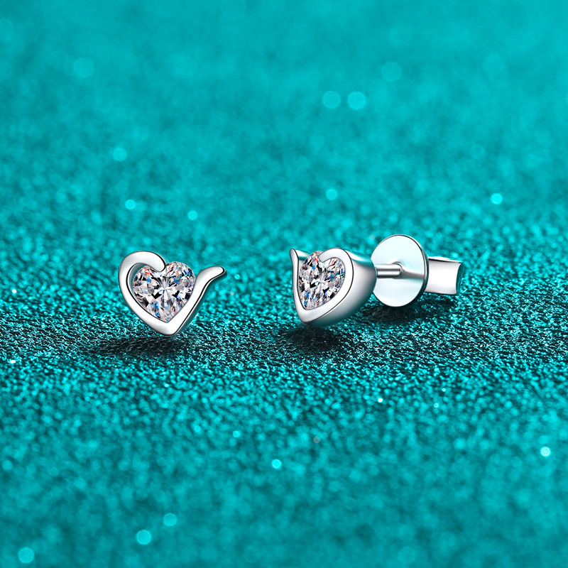 Pendientes de aro en plata de ley con moissanita en forma corazón_voghion.com